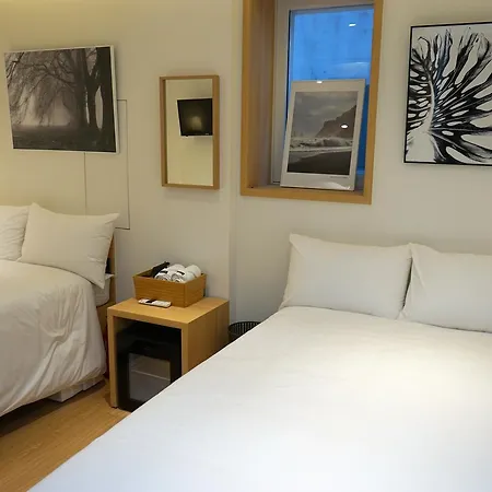 Artravel Myeongdong Hostel โซล ภายนอก รูปภาพ