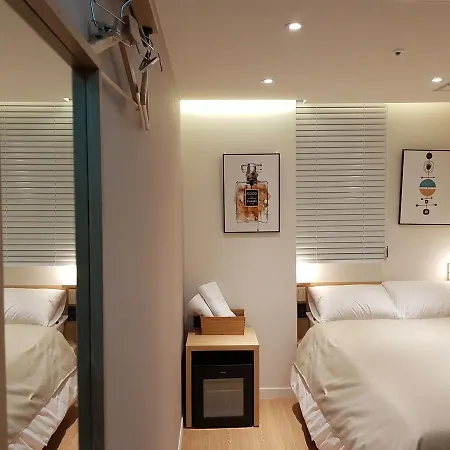 Artravel Myeongdong Hostel โซล ภายนอก รูปภาพ