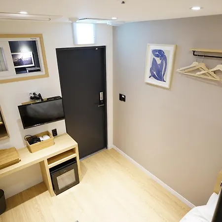 Artravel Myeongdong Hostel โซล ภายนอก รูปภาพ
